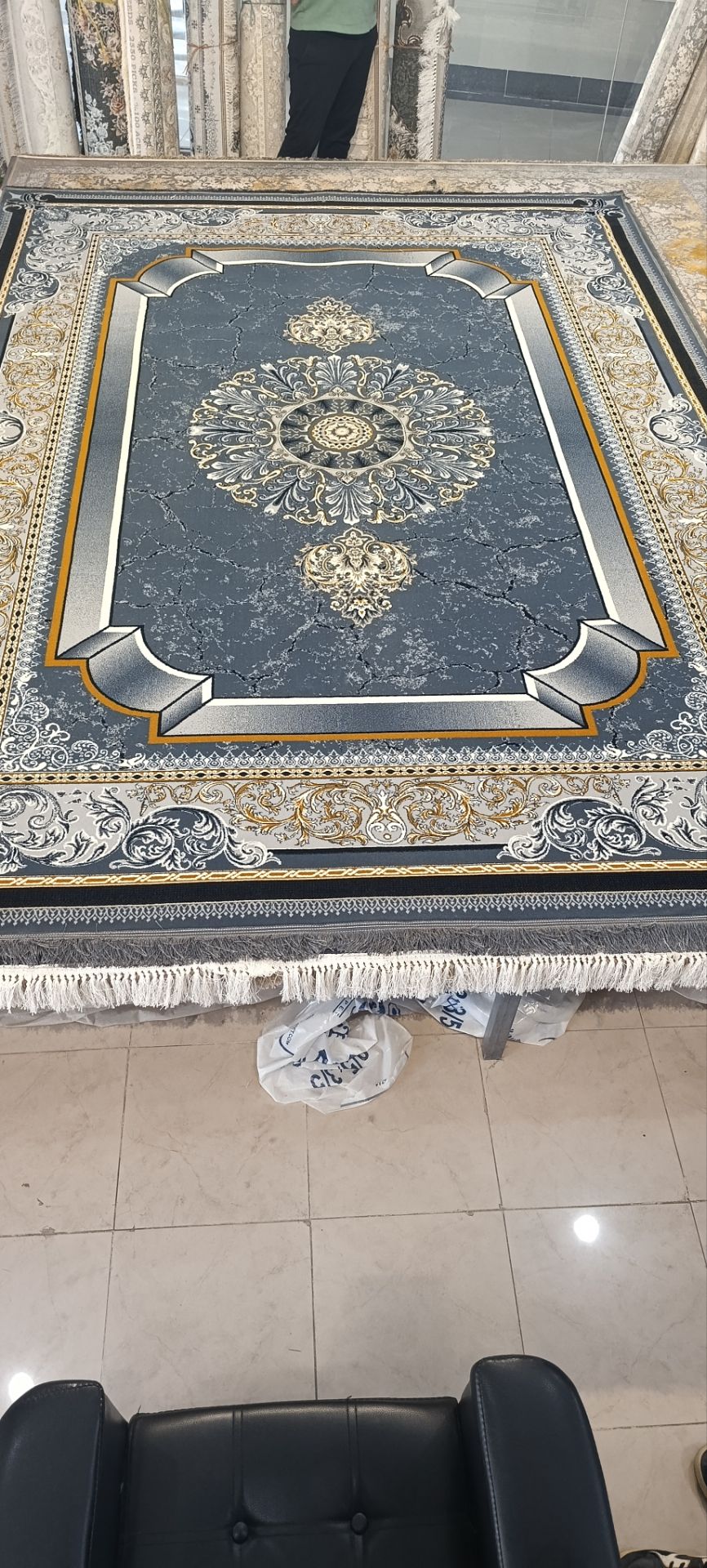 فرش ۷۰۰شانه تراکم ۲۵۵۰ نخ صد در صد اکرولیک ۱۲ متری